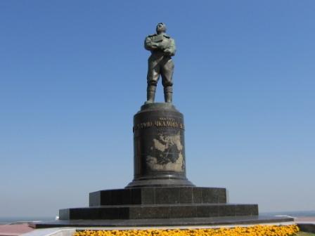 Памятник советскому лётчику-герою Валерию Чкалову