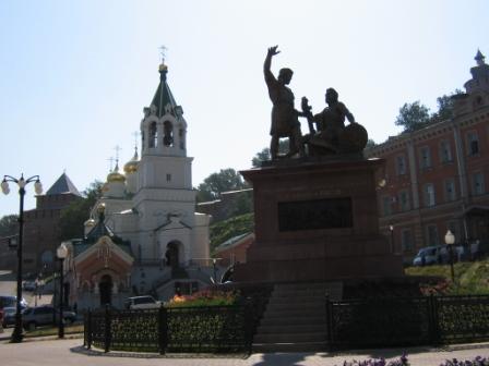 Площадь Народного единства, памятник Минину и Пожарскому (точная копия памятника на Красной площади в Москве)